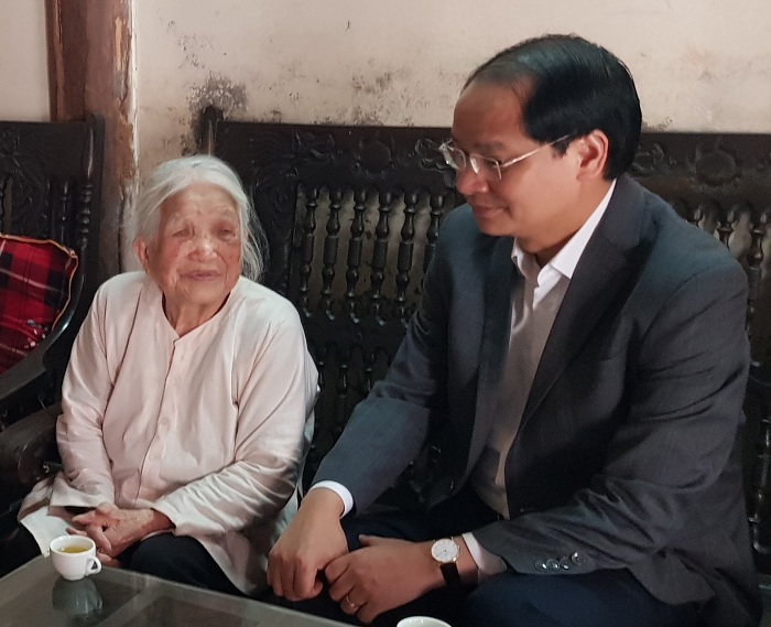 Phó Chủ tịch Nguyễn Doãn Toản thăm, tặng quà gia đình chính sách tại huyện Thanh trì - Ảnh 1