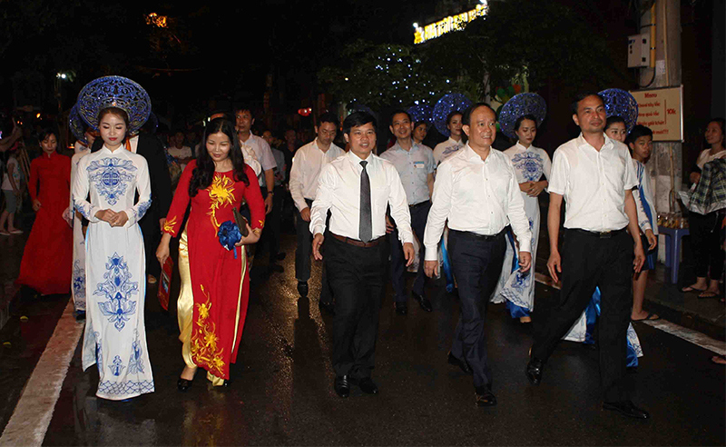 Hà Nội chính thức khai trương không gian đi bộ phố Trịnh Công Sơn - Ảnh 2
