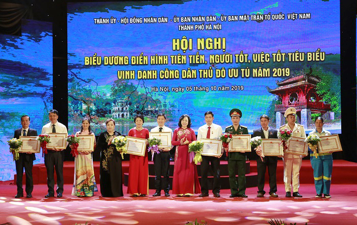 Hà Nội biểu dương "Người tốt, việc tốt", vinh danh Công dân Thủ đô ưu tú năm 2019 - Ảnh 4