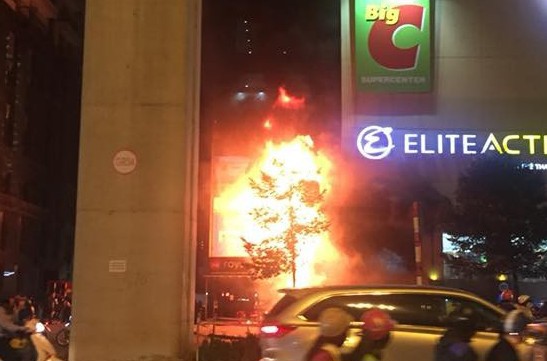 Hà Nội: Cháy dữ dội tại quán trà sữa ở tòa nhà Hồ Gươm Plaza - Ảnh 1