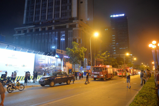 Hà Nội: Cháy lớn tại tòa nhà cao tầng trên đường Lê Văn Lương - Ảnh 3