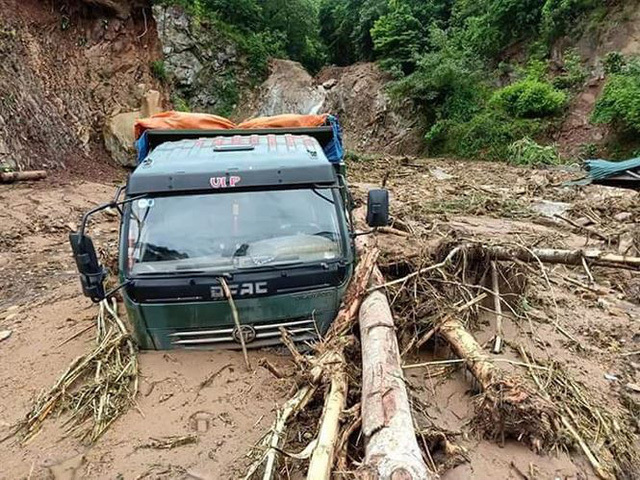 Thiệt hại do mưa lũ tiếp tục gia tăng, Thanh Hóa còn gần 100 điểm sạt lở, ngập lụt - Ảnh 1