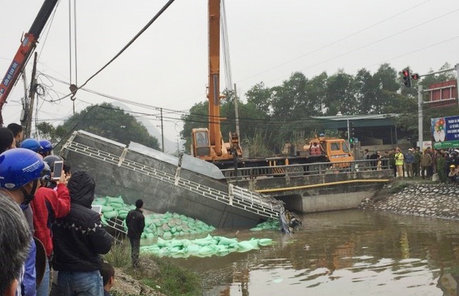 Sau va chạm, xe tải lao xuống kênh khiến lái xe tử vong - Ảnh 1