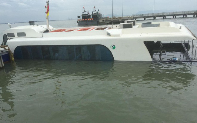 Trục vớt thành công tàu cao tốc bị chìm trên vùng biển Cần Giờ - Ảnh 1