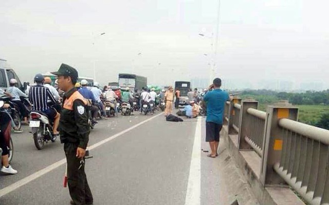 Người đàn ông tử vong cạnh xe máy trên cầu Vĩnh Tuy - Ảnh 1