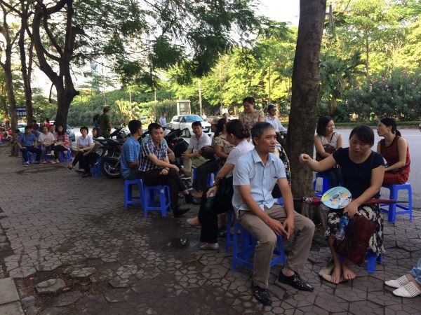 Vụ lọt đề thi Ngữ văn ở Phú Thọ: Nhiều phụ huynh bức xúc đề nghị lắp camera trong phòng thi - Ảnh 2