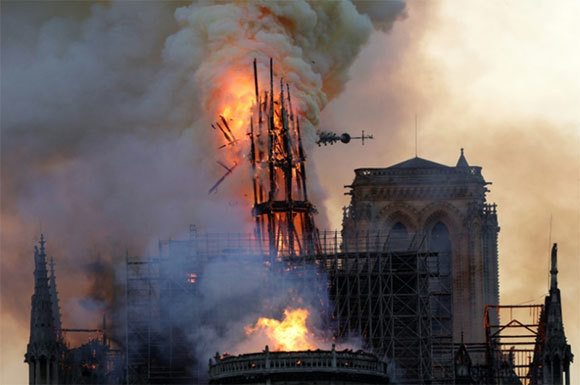 Sụp đổ vì lửa, nhà thờ Đức Bà Paris nay đối mặt nguy cơ từ nước - Ảnh 2