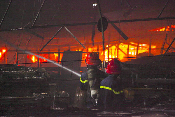 Hàng ngàn công nhân mất việc sau vụ hỏa hoạn tại công ty may Vina Korea - Ảnh 1