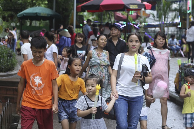 Hà Nội: Công viên, vườn thú vẫn chật kín người vào ngày cuối dịp nghỉ lễ 2/9 - Ảnh 1