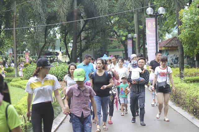 Hà Nội: Công viên, vườn thú vẫn chật kín người vào ngày cuối dịp nghỉ lễ 2/9 - Ảnh 8
