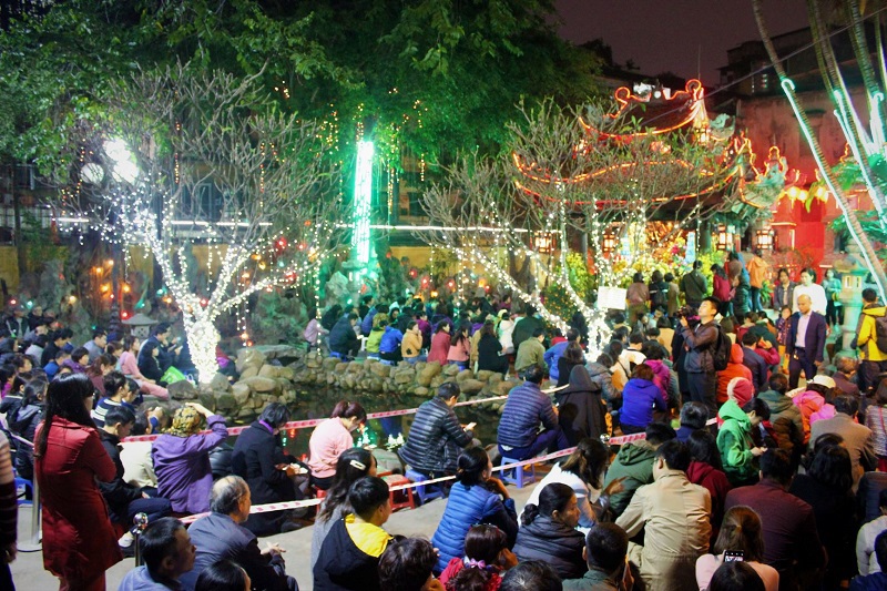 Hàng nghìn người chen chân, vái vọng dâng sao giải hạn tại chùa Phúc Khánh - Ảnh 2