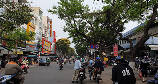 Phố phường Đà Nẵng vắng vẻ trong ngày đầu cách ly toàn xã hội - Ảnh 11