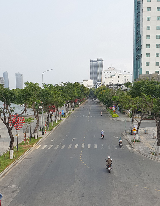 Phố phường Đà Nẵng vắng vẻ trong ngày đầu cách ly toàn xã hội - Ảnh 7