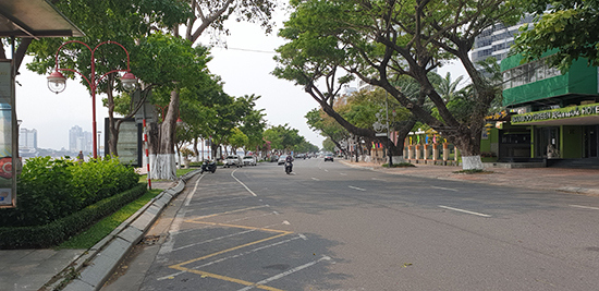 Phố phường Đà Nẵng vắng vẻ trong ngày đầu cách ly toàn xã hội - Ảnh 1