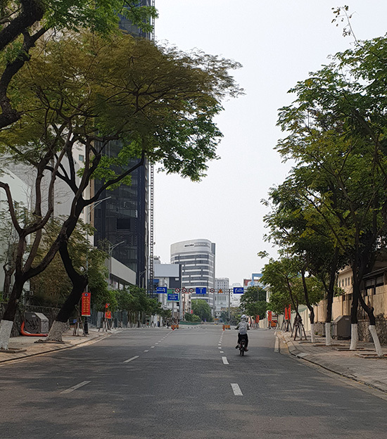 Phố phường Đà Nẵng vắng vẻ trong ngày đầu cách ly toàn xã hội - Ảnh 2