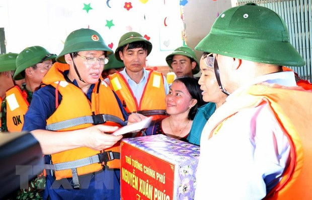 Phó Thủ tướng Vương Đình Huệ thăm hỏi nhân dân vùng lũ Hương Khê, Minh Hóa - Ảnh 2
