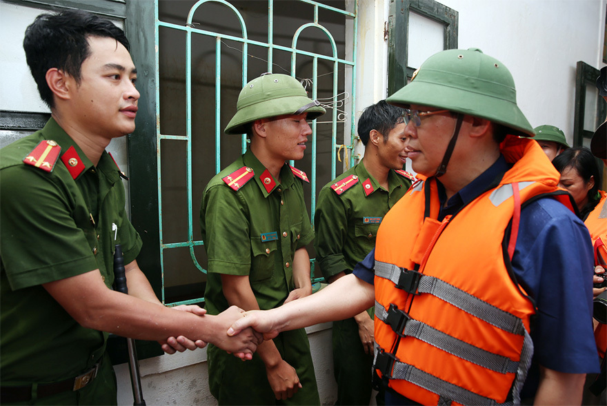 Phó Thủ tướng Vương Đình Huệ thăm hỏi nhân dân vùng lũ Hương Khê, Minh Hóa - Ảnh 5