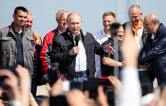 Tổng thống Putin ca ngợi lễ hợp long cầu vượt biển Crimea là "sự kiện lịch sử" - Ảnh 1