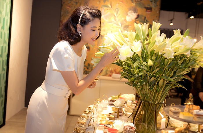 Hoa hậu Hà Kiều Anh xuất hiện quyến rũ với đồ trắng - Ảnh 2