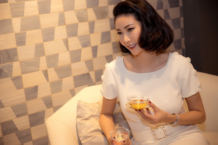 Hoa hậu Hà Kiều Anh xuất hiện quyến rũ với đồ trắng - Ảnh 4