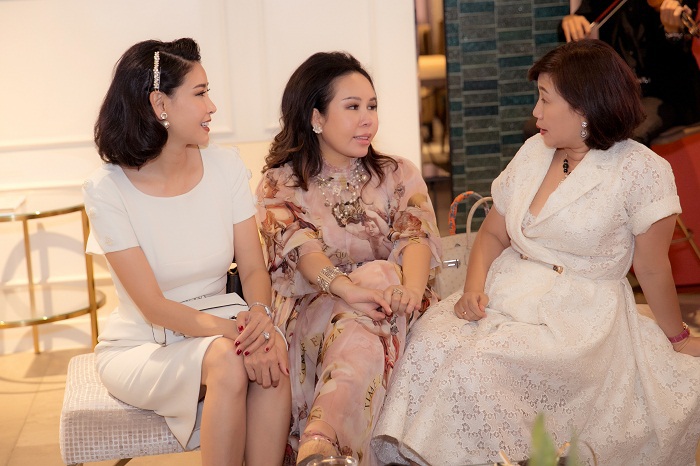 Hoa hậu Hà Kiều Anh xuất hiện quyến rũ với đồ trắng - Ảnh 5