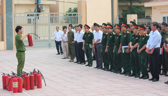 Phú Xuyên tập huấn phòng cháy chữa cháy cho gần 300 học viên - Ảnh 1