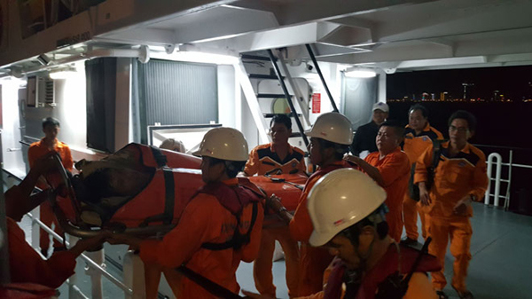 Quảng Nam: Ngư dân nhảy xuống biển cứu đồng nghiệp gặp nạn - Ảnh 1