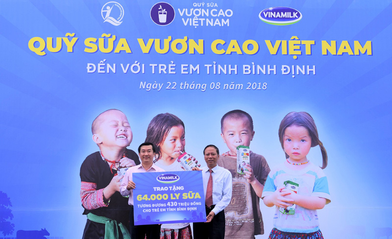 Quỹ sữa vươn cao Việt Nam và Vinamilk trao 64.000 ly sữa cho trẻ em Bình Định - Ảnh 3