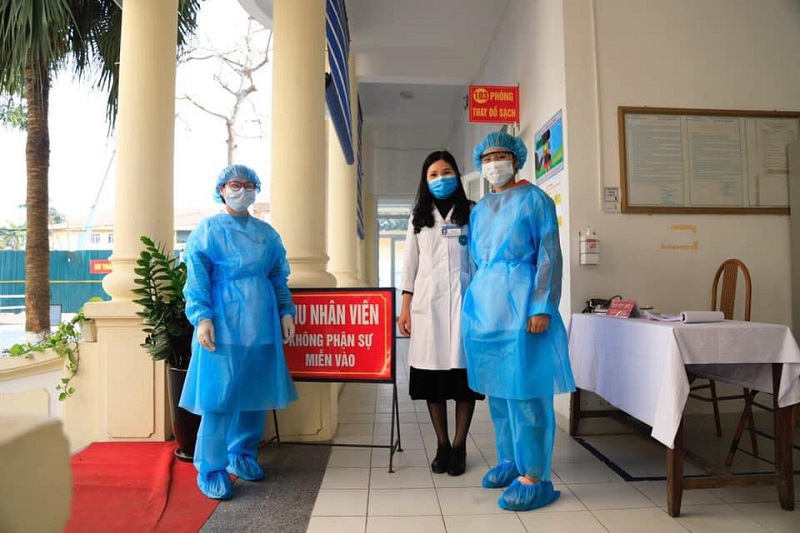 Hà Nội đảm bảo cung ứng đủ quần áo chống dịch cho nhân viên y tế - Ảnh 1