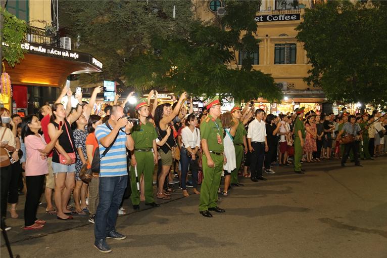 Người dân Thủ đô hào hứng với màn biểu diễn nhạc kèn ở phố đi bộ hồ Hoàn Kiếm - Ảnh 4