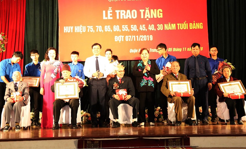 Thường trực Thành ủy trao Huy hiệu Đảng cho các đảng viên lão thành quận Hai Bà Trưng - Ảnh 3