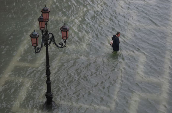 Italia: Venice "thất thủ" do triều cường dâng cao nhất trong 50 năm - Ảnh 5