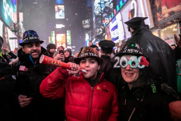 Mỹ: Quảng trường Thời đại bùng nổ đón năm mới, bất chấp trời mưa - Ảnh 2