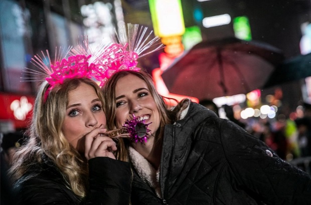Mỹ: Quảng trường Thời đại bùng nổ đón năm mới, bất chấp trời mưa - Ảnh 3