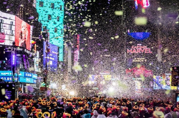 Mỹ: Quảng trường Thời đại bùng nổ đón năm mới, bất chấp trời mưa - Ảnh 4