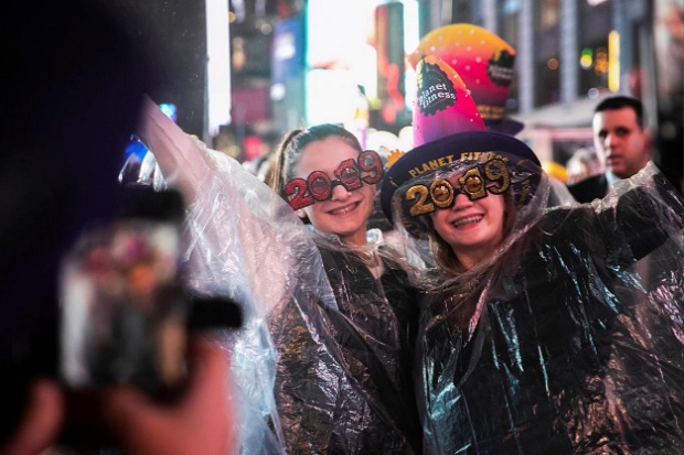 Mỹ: Quảng trường Thời đại bùng nổ đón năm mới, bất chấp trời mưa - Ảnh 7
