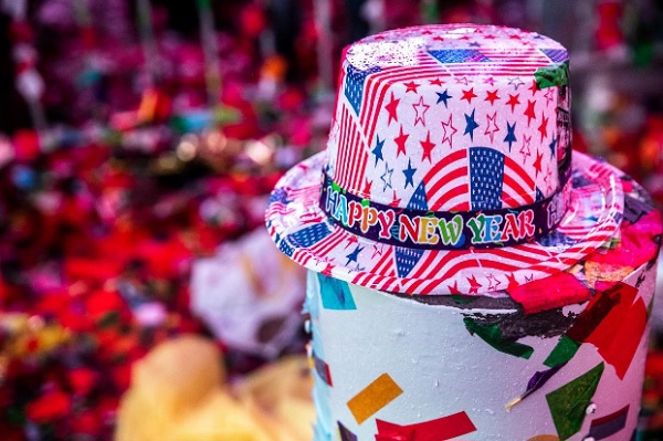 Mỹ: Quảng trường Thời đại bùng nổ đón năm mới, bất chấp trời mưa - Ảnh 1