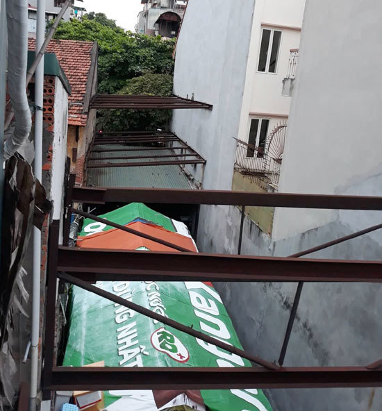 Quận Hoàn Kiếm: Một hộ xây nhà, 8 hộ lo mất an toàn - Ảnh 1
