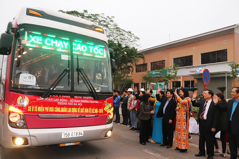 Ấm áp những chuyến xe nghĩa tình đưa công nhân về quê ăn Tết - Ảnh 7