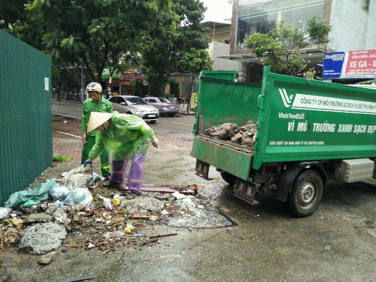 Hà Nội: Xử lý xe vận chuyển làm rơi vãi, rò rỉ nước rác - Ảnh 1