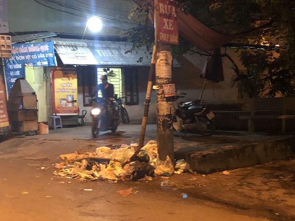 Rác thải đổ bừa bãi trên phố Nguyễn Chính - Ảnh 2
