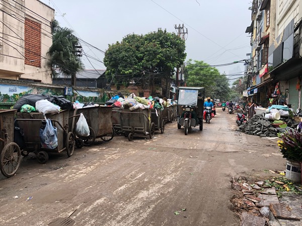 Phố An Dương, phường Yên Phụ: Người dân khổ vì điểm tập kết rác thải - Ảnh 2