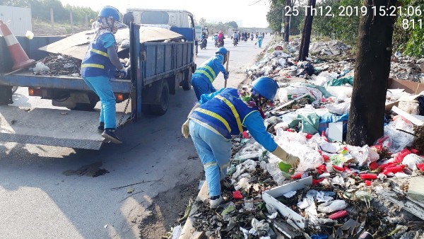 Cuối năm, rác thải lại tràn đường gom Đại lộ Thăng Long - Ảnh 5