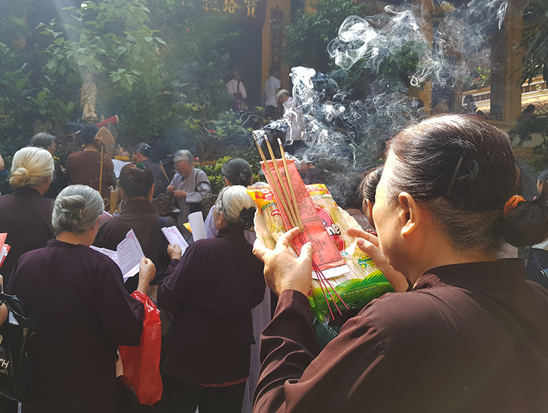 [Ảnh] Dịp cuối tuần, người dân Hà Nội nô nức đi lễ chùa mùa Vu Lan - Ảnh 6