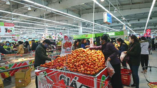 Phòng chống dịch nCoV, người dân tích cực mua hàng trong siêu thị - Ảnh 2