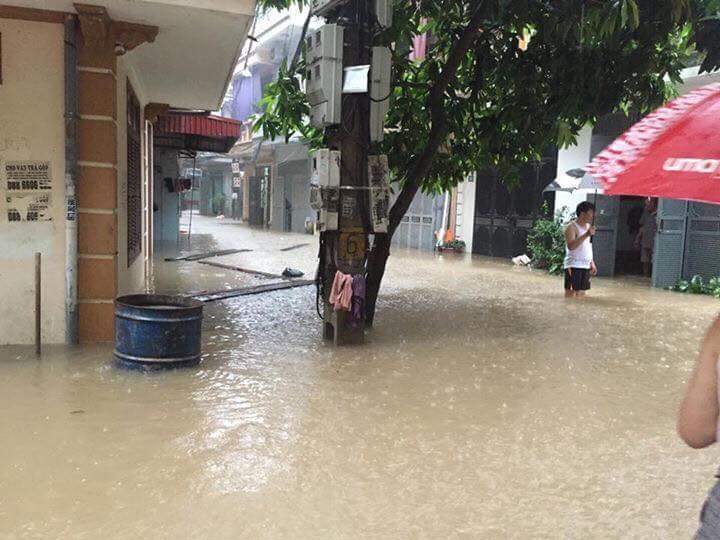 Sau mưa lớn trong đêm, nhiều tuyến đường Hà Nội ngập úng nặng - Ảnh 7