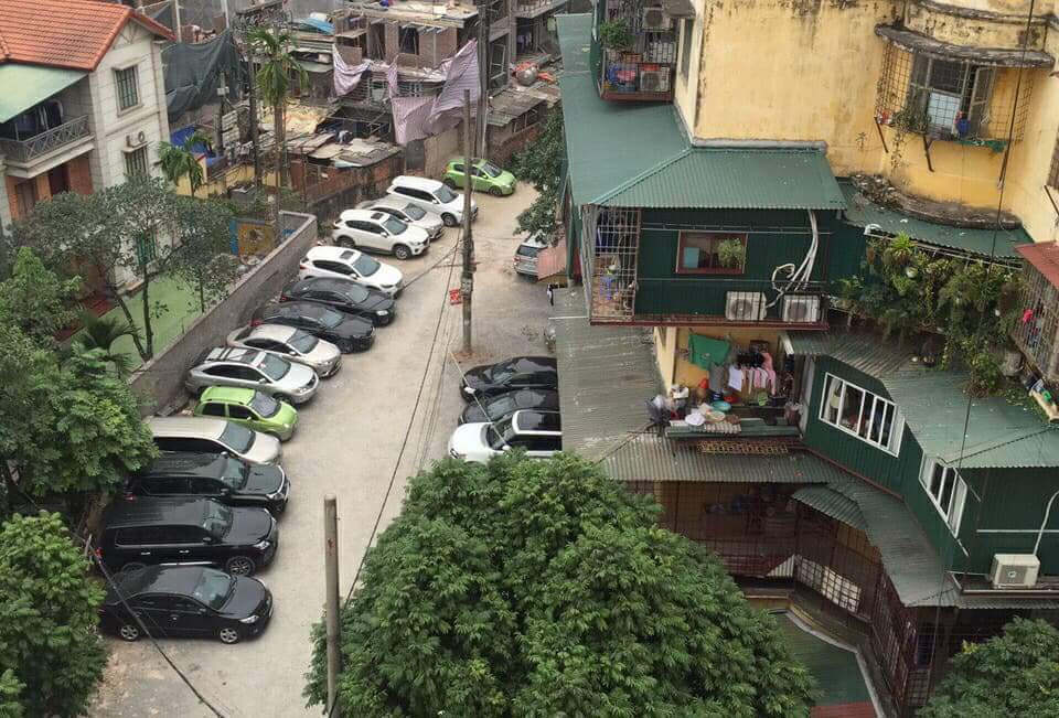 Hàng loạt bãi xe không phép ngang nhiên hoạt động ở phường Xuân La, quận Tây Hồ - Ảnh 1