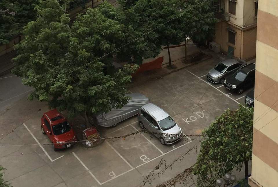 Hàng loạt bãi xe không phép ngang nhiên hoạt động ở phường Xuân La, quận Tây Hồ - Ảnh 2