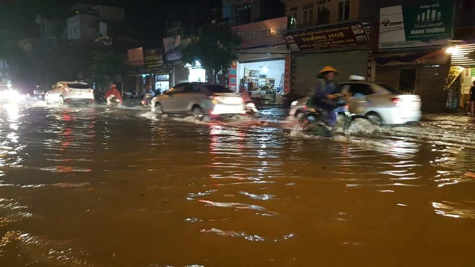 Hà Nội: Sau mưa lớn, Quốc lộ 21B qua phố Xốm ngập úng nặng - Ảnh 1