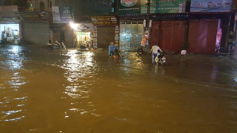 Hà Nội: Sau mưa lớn, Quốc lộ 21B qua phố Xốm ngập úng nặng - Ảnh 4